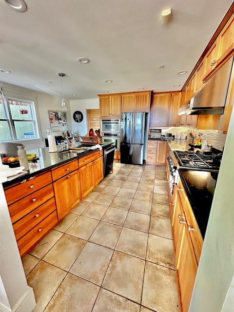 Fully stocked kitchen to host large dinner parties