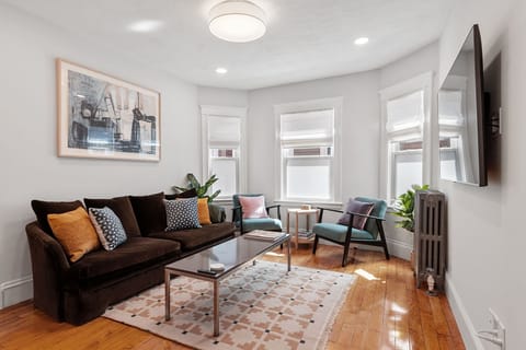 Bright living room with a 55" Samsung TV (Netflix, Hulu, & Sling provided).