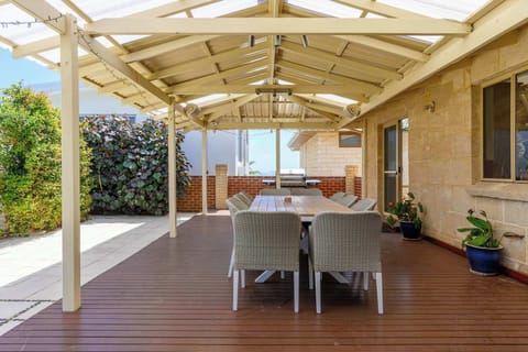 ☀️ Step onto this huge, covered timber deck and fire up the BBQ. Perfect for long lunches, this space features a stunning 10-seater dining set and is surrounded by lush greenery for a private, relaxing retreat.