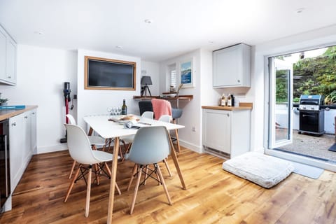 The dining kitchen at Wavecrest, Cornwall