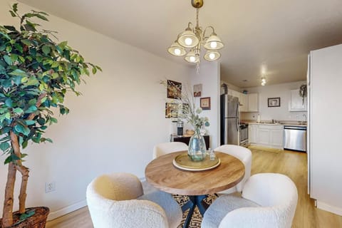 Dining & Coffee Area