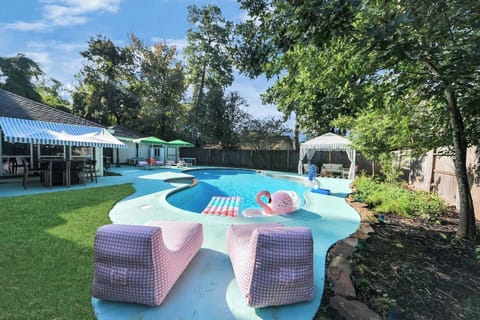 Backyard Oasis! Complete with a LARGE SPARKLING pool/spa, covered eating area, Cabana with room for 4 to sit and 4 loungers to get your tan on!