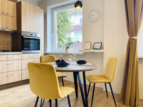 Dining table for 3-4 people