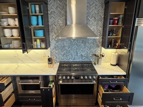 6 burner gas stove and fully stocked kitchen