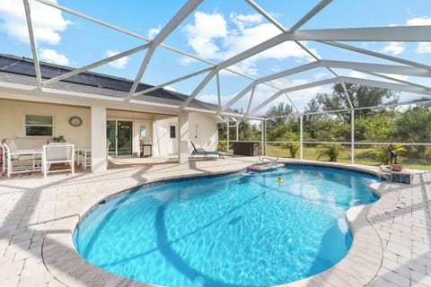 ~ DISCOVER PORT CHARLOTTE FROM YOUR 3BR HOME ! ~