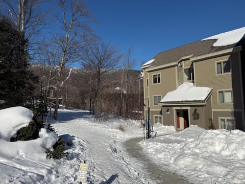 End unit to the mountain trails- ski on ski off