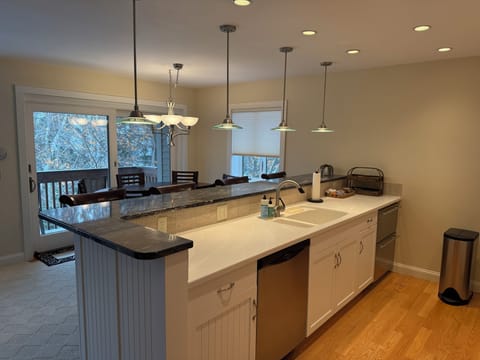 Kitchen peninsula, bar seating, D/W, 3rd  refrigerator drawer, freezer drawer