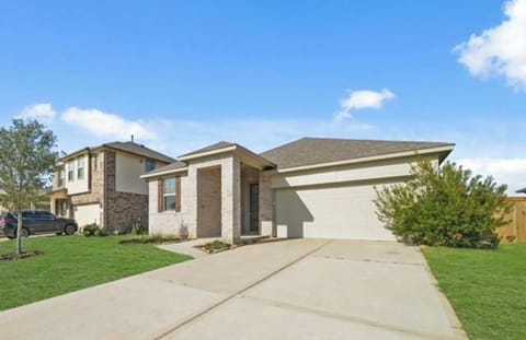 Free parking space. Can Park up to 4 cars