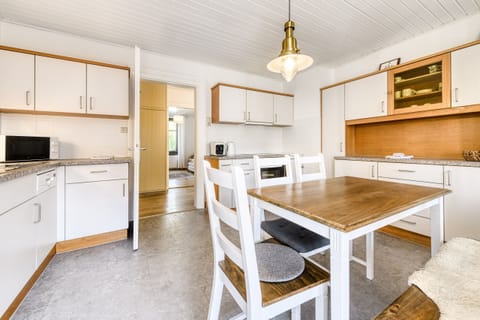 Kitchen with dining table in the Bergwelten family vacation apartment in Bludenz.