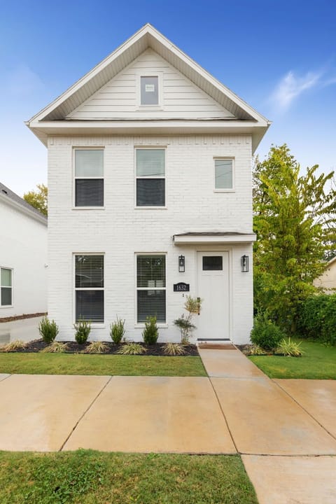 At home, enjoy luxury amenities for 4 guests in our 2 bed/2.5 bath newly built and modern home.