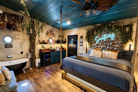 TREE-T-MENT CENTER LUXE TREEHOUSE - SLEEPS 4 - MOUNTAIN VIEW - SANCTUARY TREEHOUSE RESORT IN THE SMOKY MOUNTAINS