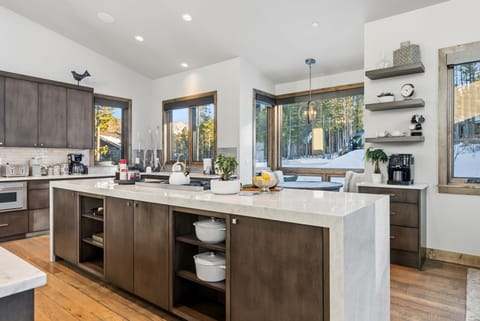 Designer Kitchen Details — waterfall-edge granite, picture windows, motorized blinds, and refined finishes elevate every culinary moment. ✨🍽