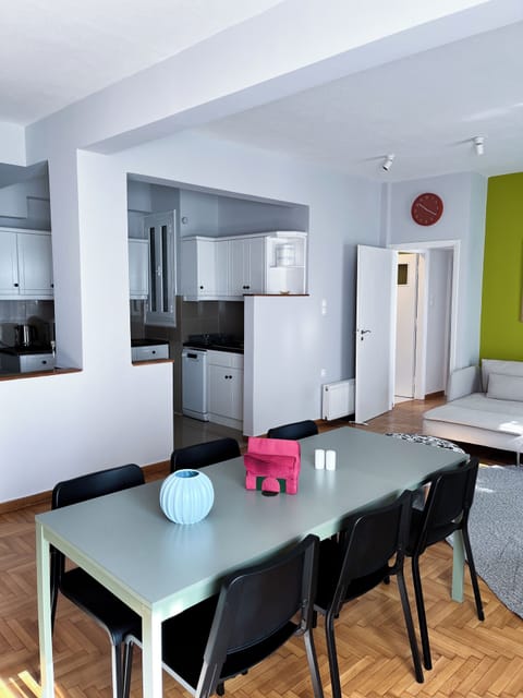 6 person dining table in the center of the living room for enjoyable dinners.