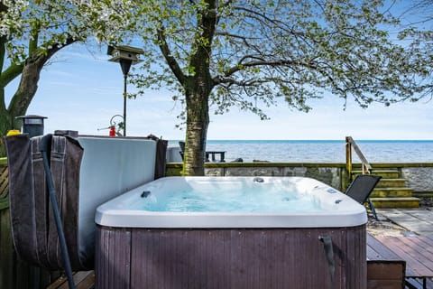Kingfisher: lakeview hot tub