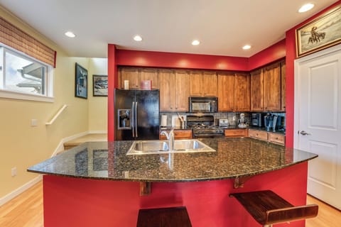 Beautiful Granite Kitchen | Main Level