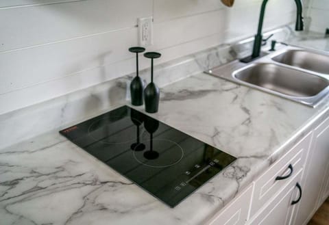 Kitchenette hot plate for cooking