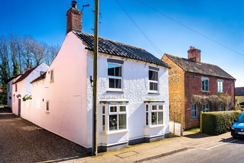 Truwell, Foulsham: Attractive cottage with exposed beams and traditional features