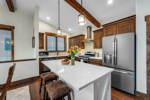 Elegant Kitchen w/ Island & Ample Space