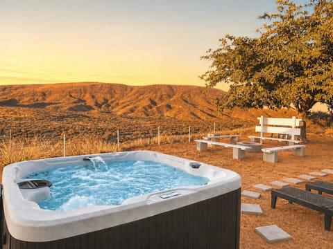 Hot tub sunsets, unobstructed views, and a stargazer's paradise
