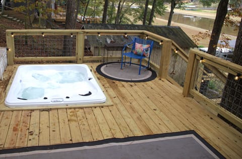 Hot Tub on deck facing lake (picturetaken in fall)