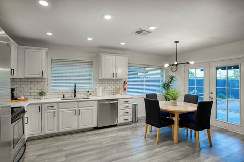 White quartz countertops & breakfast bar