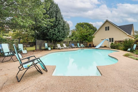 Rogers Vacation Rental | 1BR | 2BA | 850 Sq Ft | Stairs to Enter