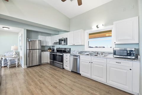 Top-Level Kitchen with Bar (seats 8)