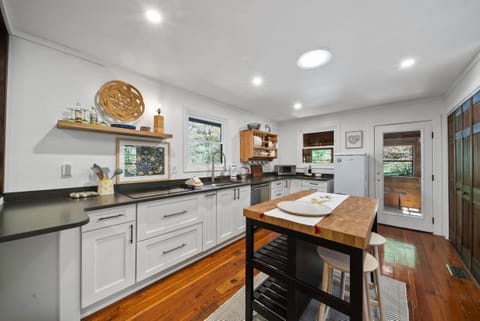 Charming Kitchen  - PLEASE NOTE: there is a Ceramic Cook Top and Toaster Oven