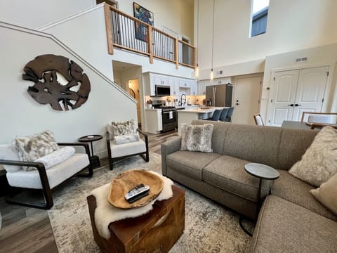 Main level living room, TV, gas fireplace