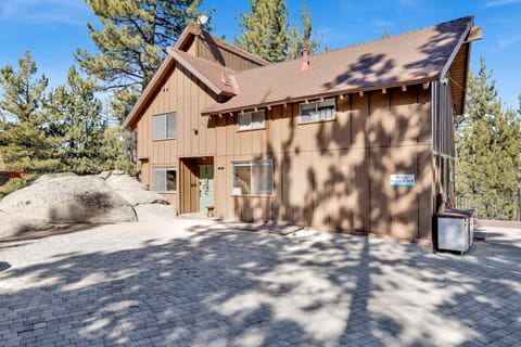 Surrounded by nature, this beautiful cabin has what you need for an amazing vacation. Right next to the trailhead for the very popular Castle Rock hike.