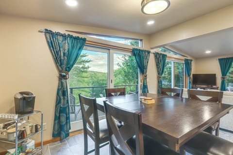 Dining Area | Dishware/Flatware Provided | Main Level