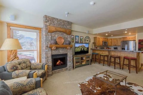 Living room w/gas fireplace, TV