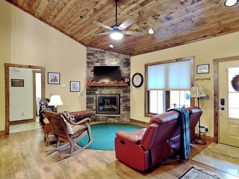 Welcome to Buzzy Bee Lodge - Pet-Friendly w/ Hot Tub, Fire Pit, Pool Table