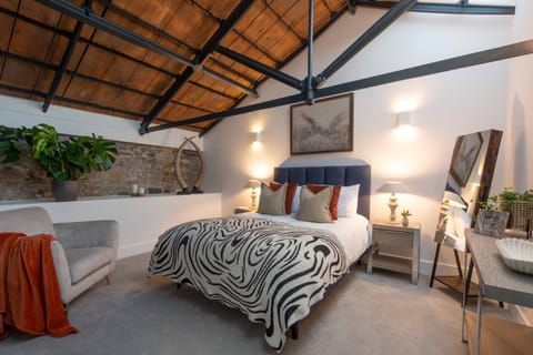 bright and spacious en suite bedroom