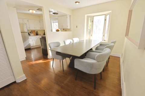 Dining room (Main floor)