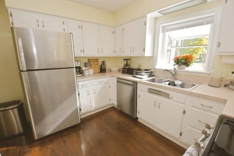 Kitchen (main floor)