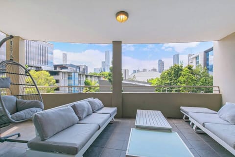 Panoramic glimpses of Brisbane’s towers rise beyond treetops, adding an urban backdrop to this tranquil retreat.