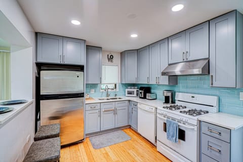 [Full Kitchen] ~ Stove, Oven, Baking sheet, Refrigerator, Microwave, Hot water kettle, Toaster, Blender, Coffee maker, Rice maker, Bread maker, Pots and pans, Wine glasses, Barbecue utensils, Dishwasher, Trash compactor