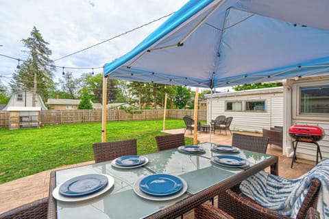 ~ HAVE AN AL FRESCO DINNER WITH YOUR FAMILY OR FRIENDS WITH YOUR OWN GRILL AND THIS CHARMING DINING AREA! ~