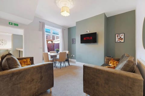 Cosy living room equipped with a SMART TV with Netflix and plenty of space to sit down and relax. 