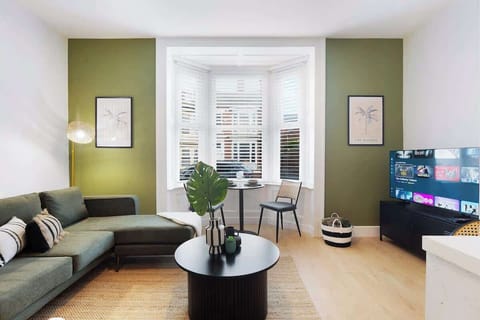 Spacious living room equipped with a SMART TV with Netflix and plenty of space to sit down and relax.