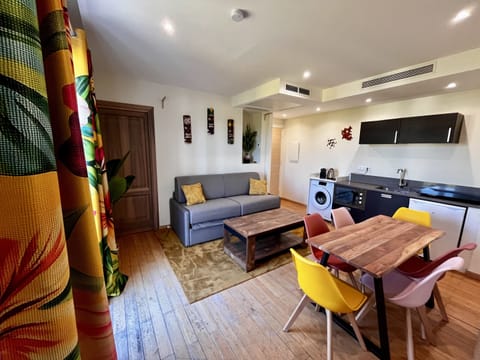 Spacious dining room for 6 guests, suitable for students or shared stays, Faré de La Vahiné