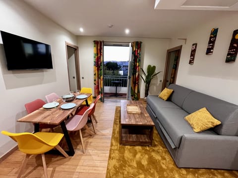 Dining room of Faré de La Vahiné apartment, bright, ideal for meals and remote work, Mandara Beach