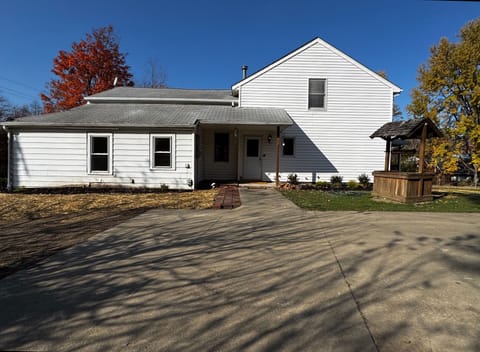 Parking pad. Side entrance.