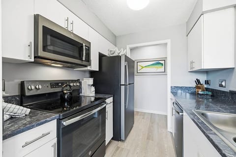 Main-Level Kitchen with Bar (seats 2)