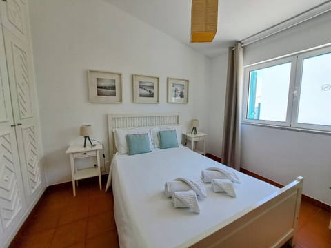 Quarto com cama de casal com casa de banho ensuite