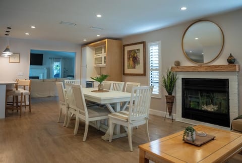 8 dining seats and 2 additional seats at the breakfast bar