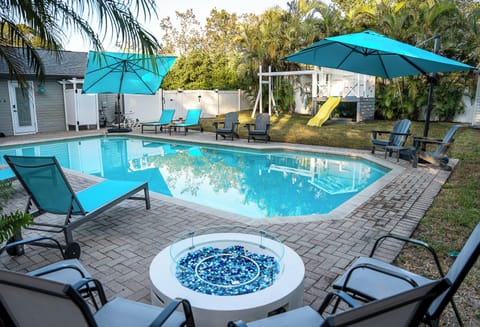 Palm Paradise fenced in yard large pool, firepit, sun loungers gazebo dining 8