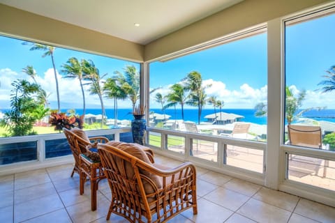 Floor-to-ceiling windows invite the outdoors in, making every meal a scenic celebration of Maui’s beauty     KBV-16G4