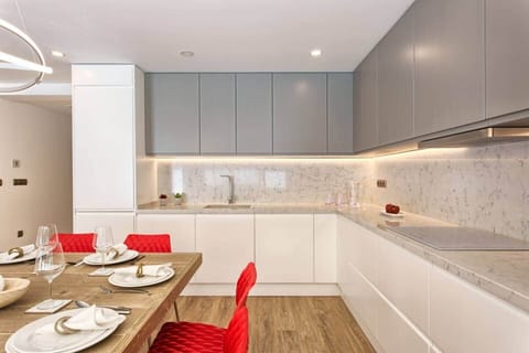 Kitchen countertop
Includes coffee machine, squeezer, kettle & toaster.